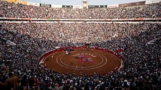 Imagen de las gradas de la Plaza Monumental de Ciudad de México, repletas de espectadores que han acudido al coso para asistir a una corrida de toros.