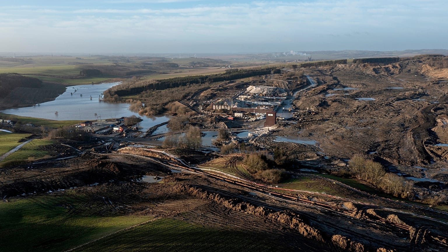 L'area interessata da una frana di diversi milioni di tonnellate di terreno contaminato vicino al villaggio di Oelst, Randers, Danimarca.
