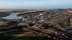 A área afetada por um deslizamento de vários milhões de toneladas de solo contaminado perto da aldeia de Oelst, Randers, Dinamarca.