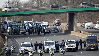 Imagen de una carretera que comunica con París, bloqueada por los agricultores franceses.