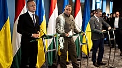 Le ministre hongrois des Affaires étrangères Peter Szijjarto, à gauche, avec son homologue ukrainien Dmytro Kuleba, à droite, à Kyiv, Ukraine, lundi 29 janvier 2024.