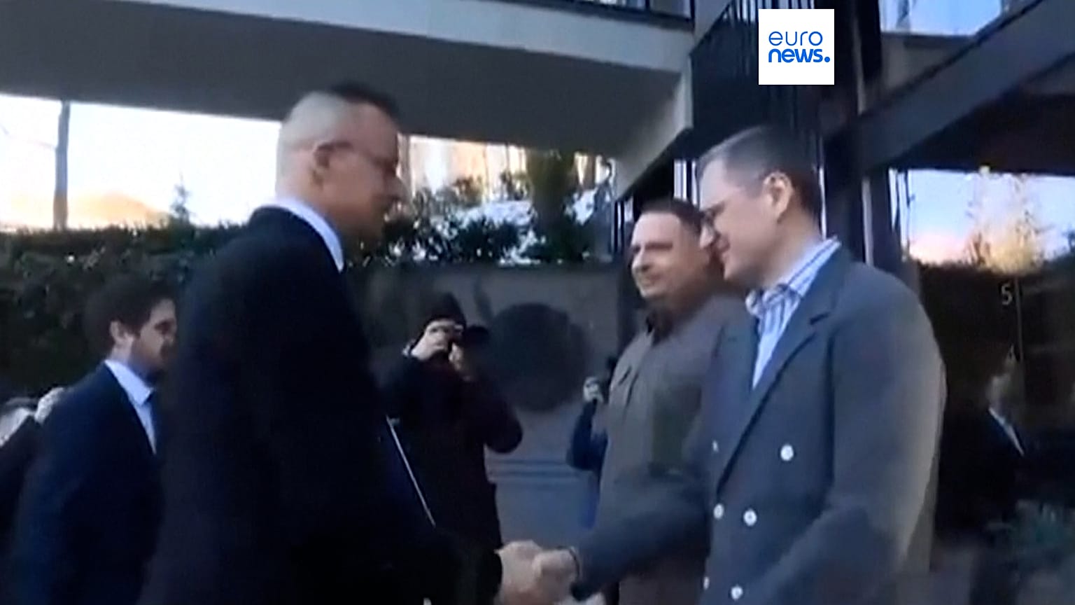 Los ministros de Exteriores de Hungría, Peter Szijjarto, y de Ucrania, Dmytro Kuleba, preparan el terreno en Kiev para un encuentro Zelenski-Orbán