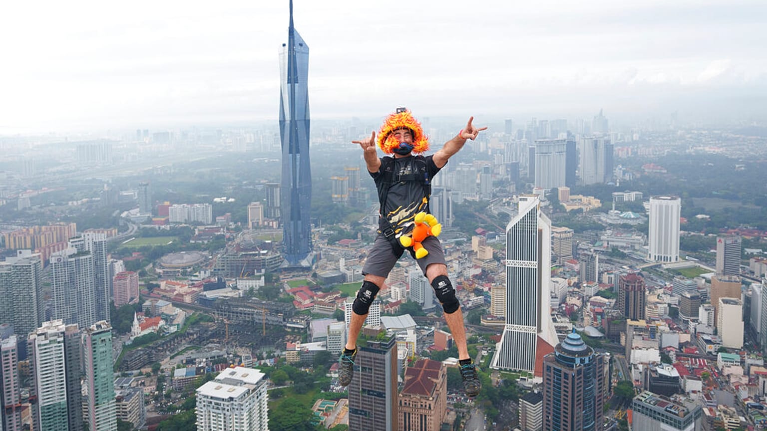 Malezya'da gökdelenden atlayan bir base jumper  