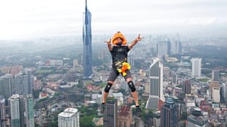 Malezya'da gökdelenden atlayan bir base jumper  