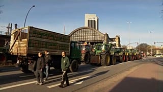 مئات الجرارات في هامبورغ احتجاجاًعلى سياسة الحكومة الألمانية.