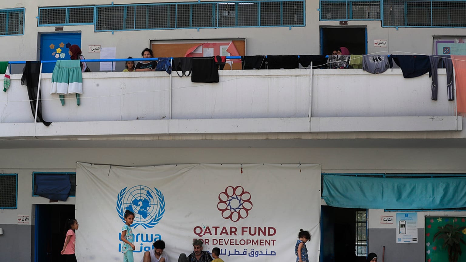 إحدى مدارس الأونروا التي تحولت إلى ملجأ للنازحين 
