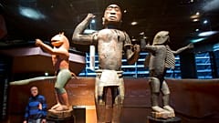 Hölzerne königliche Statuen aus dem Königreich Dahomey im heutigen Benin aus dem 19. Jahrhundert im Museum Quai Branly in Paris (2018).