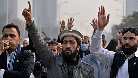 عکس تزئینی از معترضان پاکستانی در محکومیت حمله هوایی ایران به تاریخ ۱۸ ژانویه ۲۰۲۴