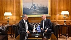 Οι Υπουργοί Άμυνας της Κύπρου Βασίλη Πάλμας και της Ελλάδας Νίκος Δένδιας