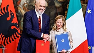 Geplante Flüchtlignszentren: Albanisches Verfassungsgericht gibt grünes Licht für Migrationsabkommen mit Italien.