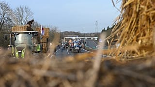 In Paris versperrt die Polizei wichtige Zufahrtstraßen zu Versorgungs- und Infrastrukturzentren. 