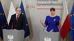 Le ministre polonais de la justice Adam Bodnar et la procureure du parquet européen Laura Codruta Kovesi, lors d'une conférence de presse à Varsovie le 29 janvier 2024.