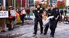 Des policiers emmènent une militante de la "Letzte Generation" lors d'une manifestation pour le climat à Berlin, le 31 octobre 2023.