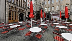 Mesas vacías en una plaza desierta de Colonia, Alemania. 18 de marzo de 2021.