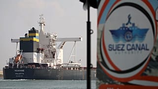 Una nave da carico attraversa la città di Ismailia, Egitto, 30 marzo 2021
