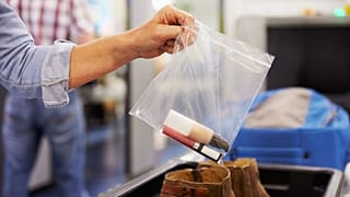 Neue Sicherheitsscanner an Flughäfen machen es überflüssig, bei der Kontrolle Flüssigkeiten aus dem Gepäck zu entfernen.