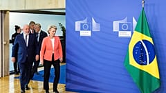EU-Kommissionspräsidentin Ursula von der Leyen begrüßt den brasilianischen Präsidenten Luiz Inácio Lula da Silva am Sitz der EU in Brüssel, Juli 2023