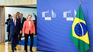 Ursula von der Leyen, présidente de la Commission européenne, salue le président brésilien Luiz Inácio Lula da Silva avant une réunion au siège de l'UE à Bruxelles, juillet 2023
