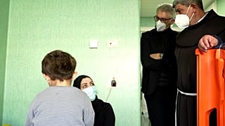 La visita del vicario Padre Ibrahim Faltas ai bambini di Gaza feriti arrivati in Italia