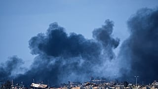 دخان يتصاعد بعد القصف الإسرائيلي على قطاع غزة
