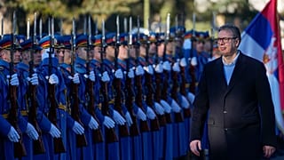 Vucic szerb elnök szerb katonák előtt