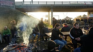 Agricoltori seduti su una barricata in un'autostrada bloccata, mercoledì 31 gennaio 2024 a Ourdy, a sud di Parigi
