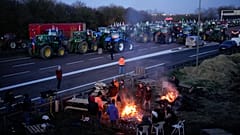 Фермеры перекрыли тракторами шоссе к югу от Парижа, 31 января 2024 года.