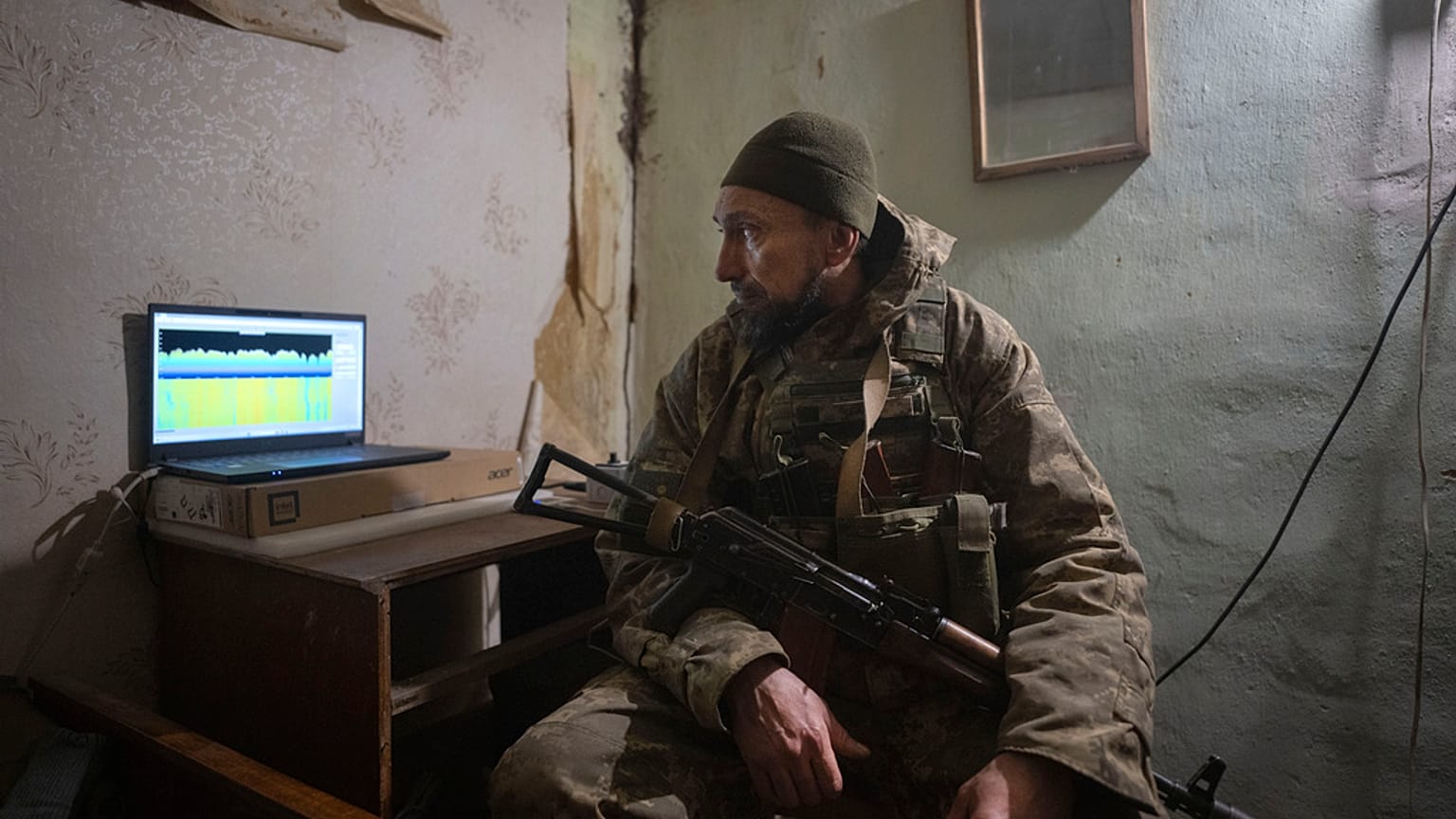 Un militare ucraino guarda il monitor di un sistema di guerra elettronica per fermare i droni russi in prima linea, in un rifugio vicino a Bakhmut, nella regione di Donetsk