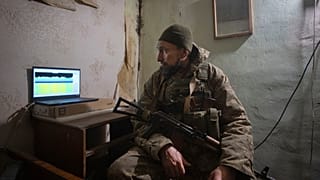 Un militare ucraino guarda il monitor di un sistema di guerra elettronica per fermare i droni russi in prima linea, in un rifugio vicino a Bakhmut, nella regione di Donetsk