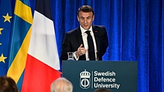 Emmanuel Macron francia elnök a stockholmi Karlberg-kastélyban 2024. január 30-án.
