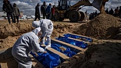 Ein israelischer Lastwagen mit 80 Leichen von Palästinensern ist im Najjar-Krankenhaus in Gaza angekommen. Die Leichen wurden zu einem Friedhof in Rafah gebracht.
