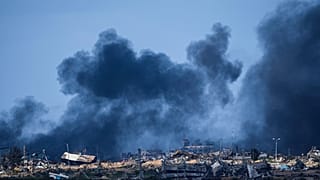 دخان متصاعد في سماء قطاع غزة إثر قصف إسرائيلي