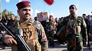Des membres d'un groupe armé chiite irakien portent le cercueil d'un combattant du Hezbollah Kataib tué lors d'une frappe aérienne américaine dans la province de Babil, lors de ses funérailles à Bagdad, Irak, mardi 26 décembre.