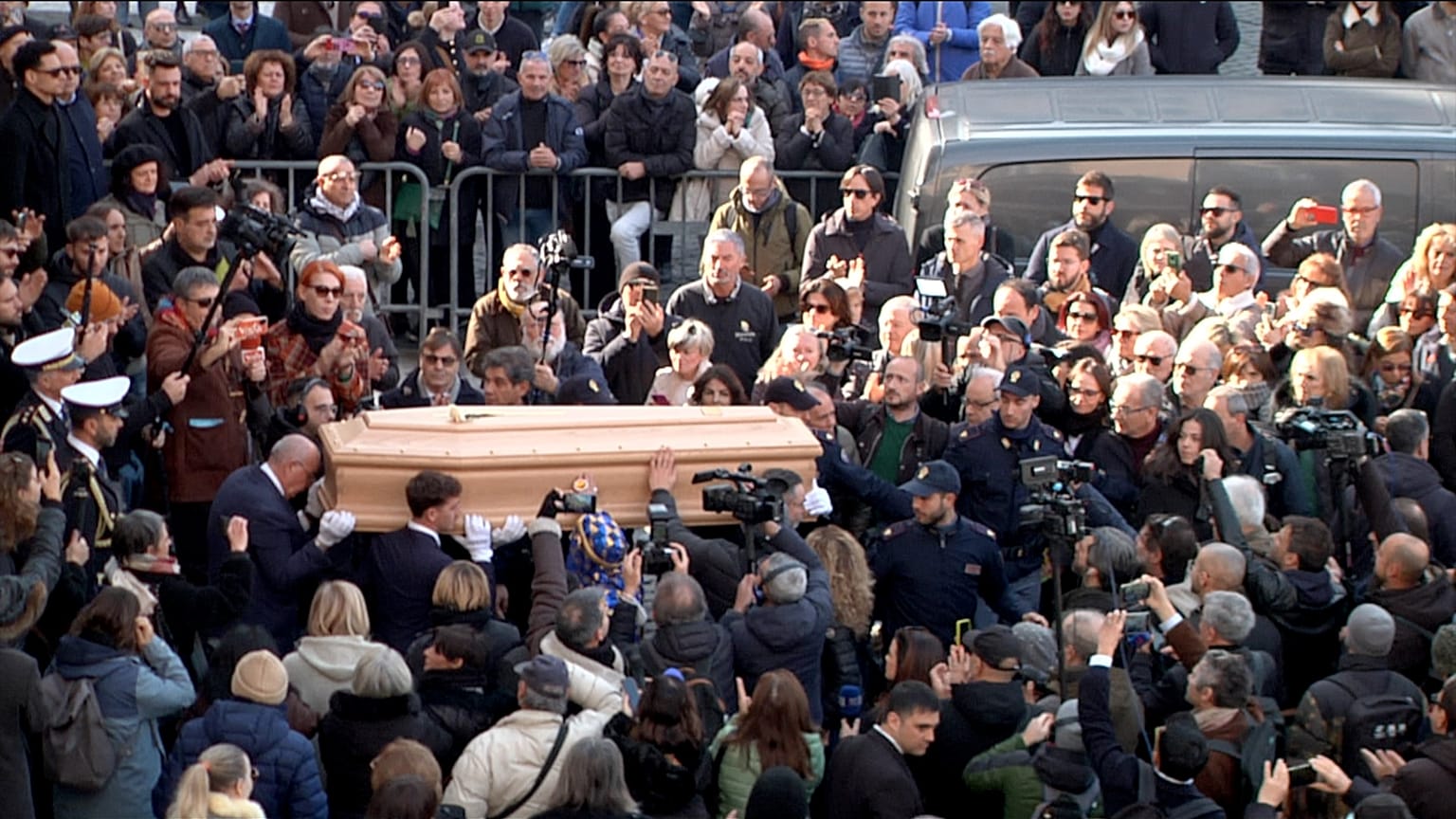 Il feretro di Sandra Milo lascia la Chiesa degli Artisti di Roma (31 gennaio 2024)