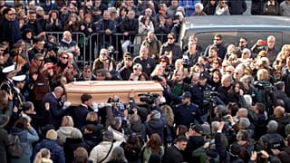 Il feretro di Sandra Milo lascia la Chiesa degli Artisti di Roma (31 gennaio 2024)