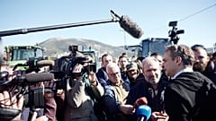 Ο Κυριάκος Μητσοτάκης συνομιλεί με αγρότες στη Βόνιτσα