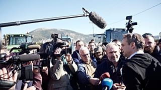 Ο Κυριάκος Μητσοτάκης συνομιλεί με αγρότες στη Βόνιτσα