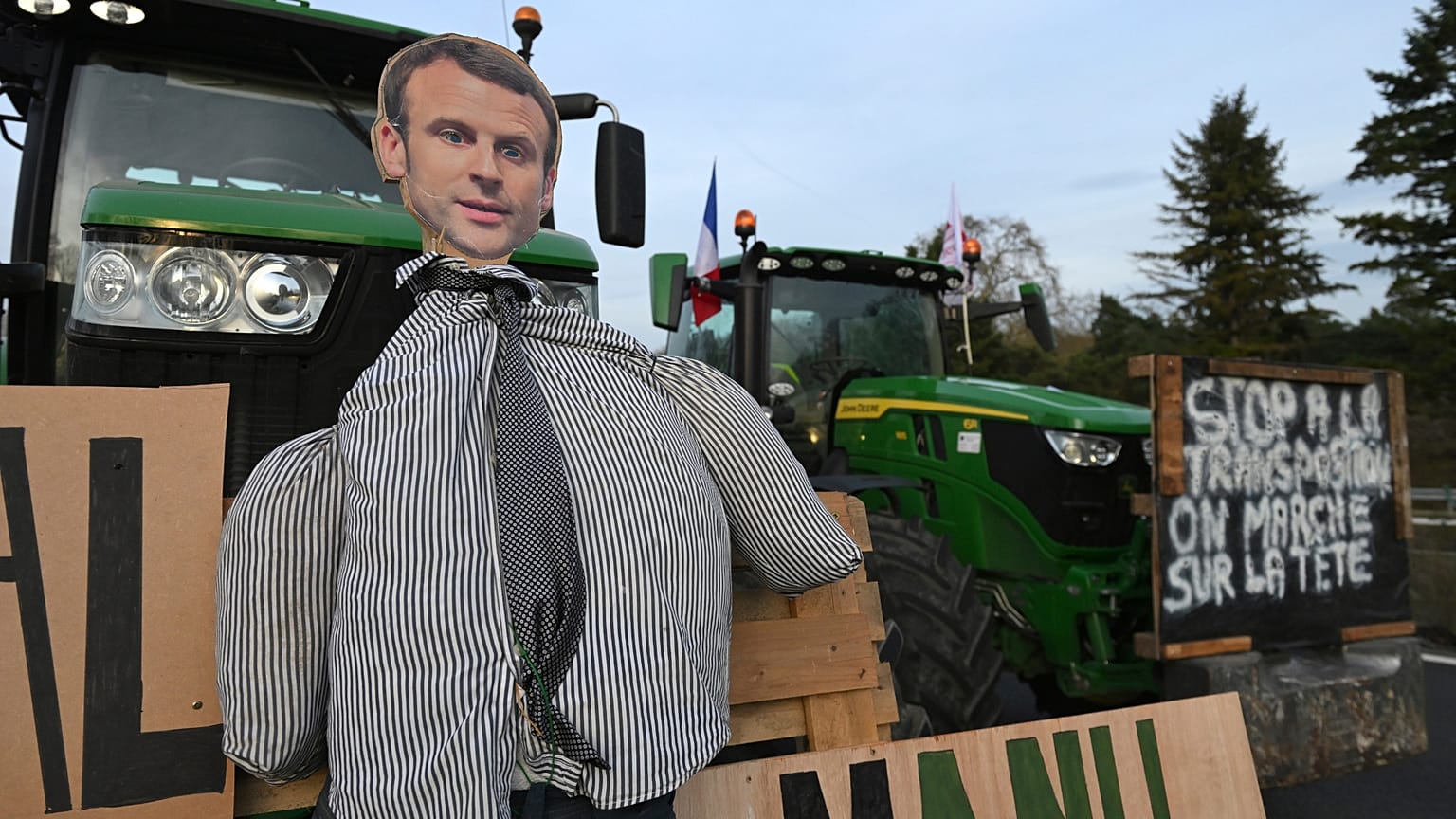 Une effigie du président français Emmanuel Macron sur un tracteur lors d'une manifestation des agriculteurs sur une autoroute.