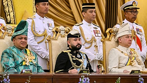 Kronprinz Ismail Sultan Ibrahim von Johor, Mitte.