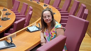 Mar Galcerán assise sur son siège au Parlement de Valence.
