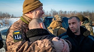 Esta fotografía, compartida por el presidente ucraniano Volodímir Zelenski en las redes sociales, muestra a soldados tras un intercambio de prisioneros de guerra ucranianos.