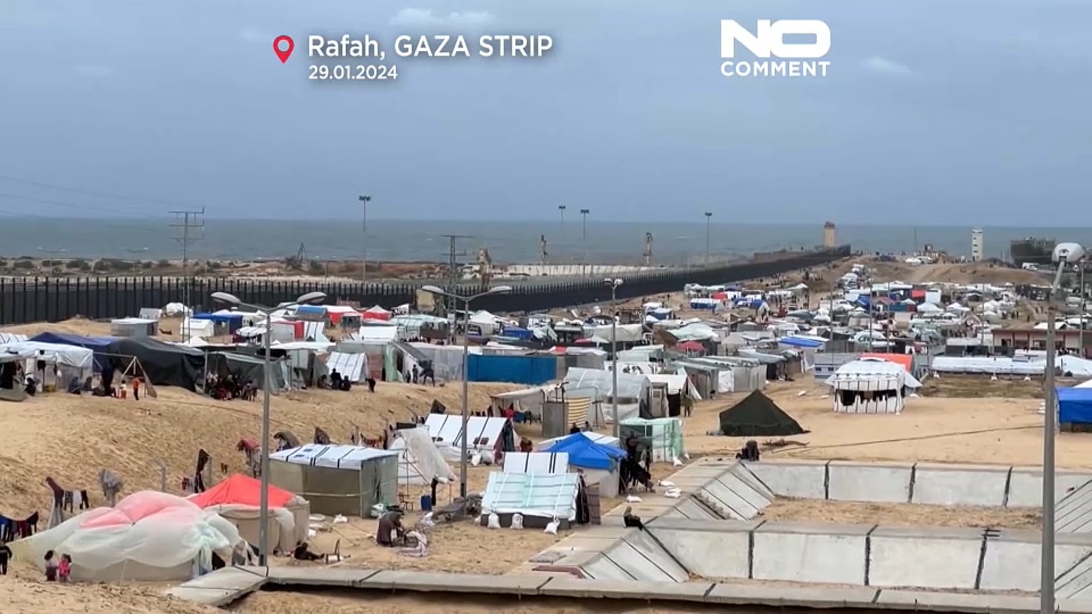 Los refugiados se alinean en la frontera con la esperanza de no ser blanco de bombardeos de Israel