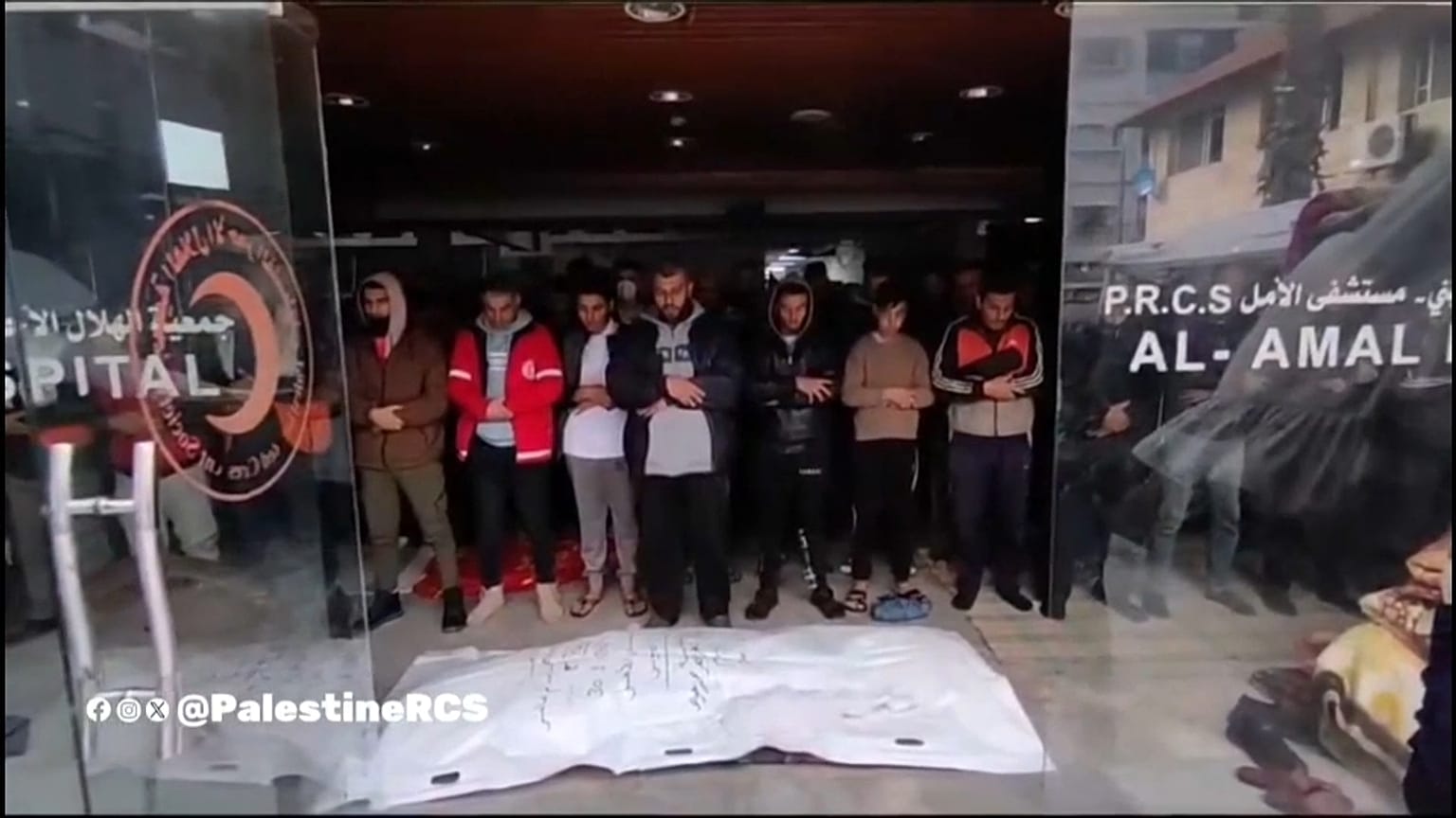 الصلاة على جثة المرأة في خان يونس