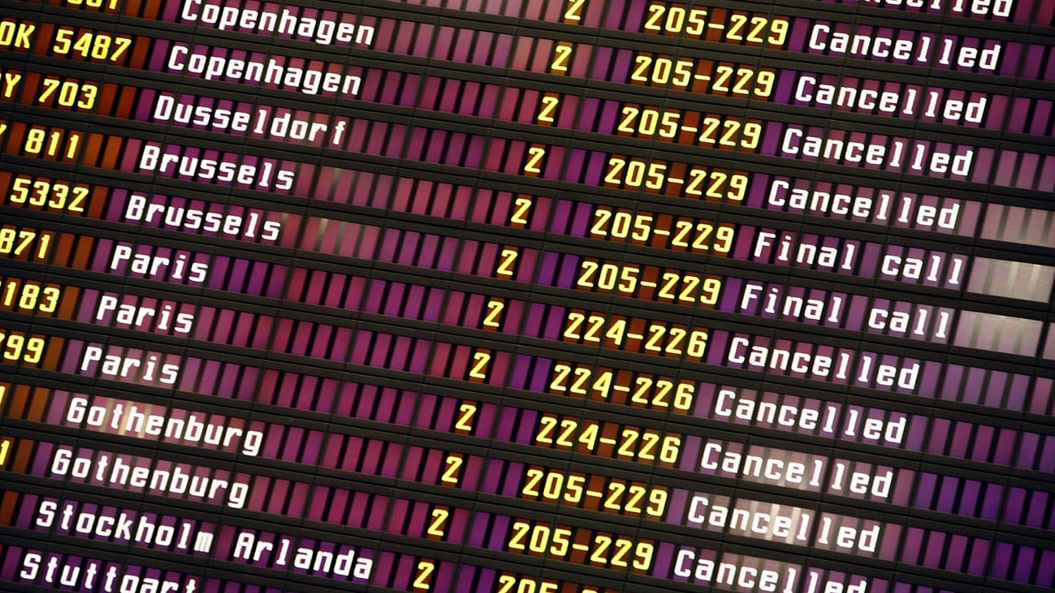 ARCHIV: Auf der Abflugtafel des Flughafens Helsinki-Vantaa in Vantaa, Finnland, werden am 19. Oktober 2006, stornierte Flüge angezeigt. 