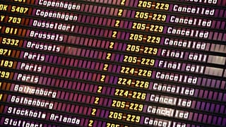 ARCHIVO: Vuelos cancelados en el tablón de salidas del aeropuerto de Helsinki-Vantaa, en Vantaa, Finlandia, el jueves 19 de octubre de 2006. 