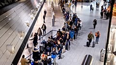 Un multitud de pasajeros guarda cola en una terminal del aeropuerto de Fráncfort del Meno, Alemania, el jueves 1 de febrero de 2024.