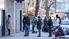 Miembros de la minoría serbokosovar hacen cola ante un cajero
