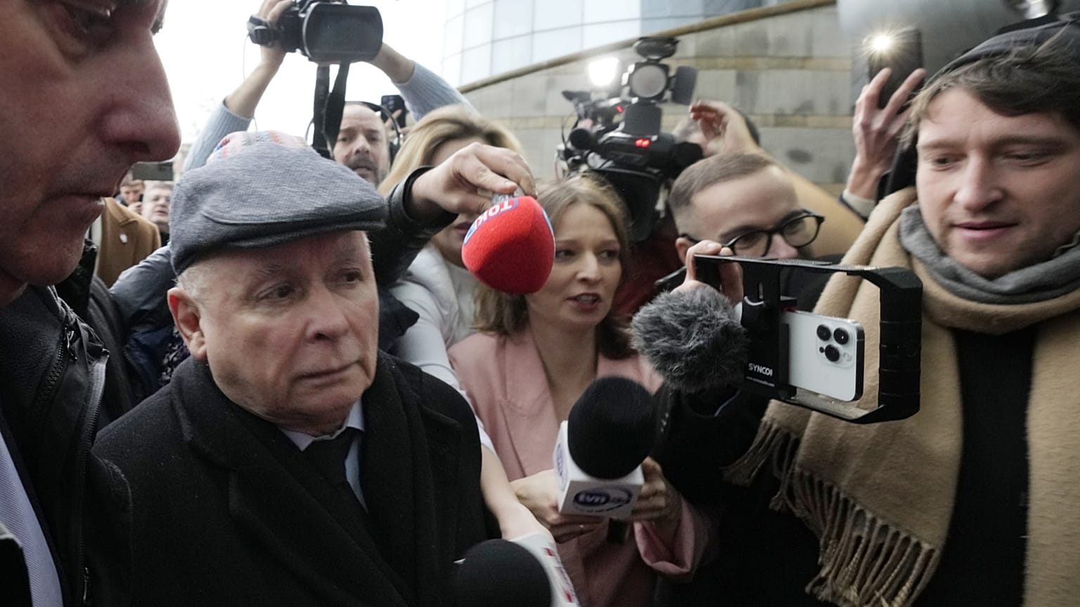 Jaroslaw Kaczynski, a PiS vezetője egy decemberi varsói tiltakozó megmozduláson