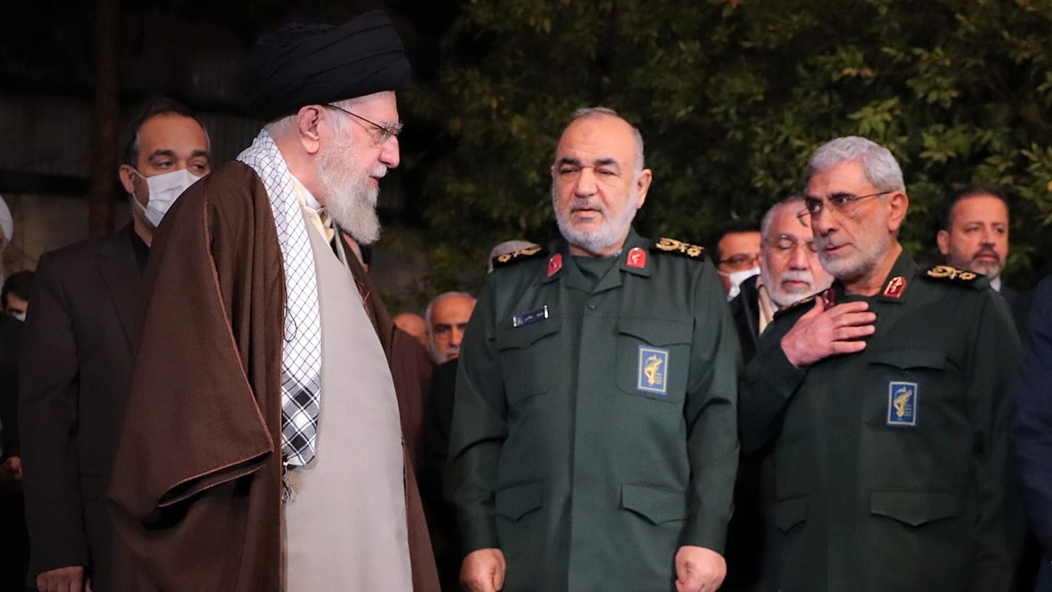 علی خامنه‌ای در دیدار با حسین سلامی و اسماعیل قاآنی (فرماندهان سپاه پاسداران و نیروی قدس سپاه)