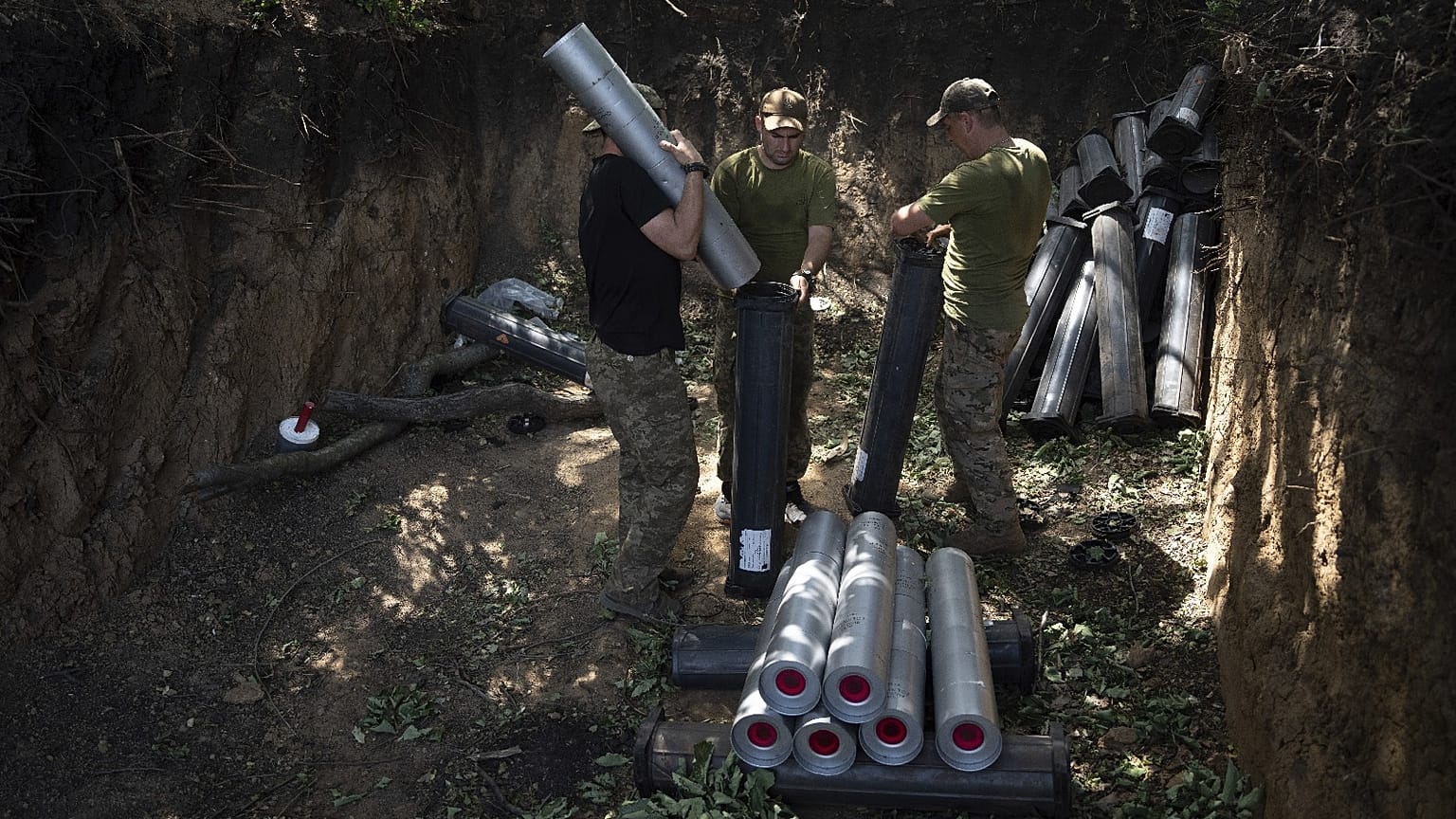 Militares ucranianos preparan munición antes de disparar hacia posiciones rusas cerca de Bajmut, Ucrania, 7 de julio de 2023. 
